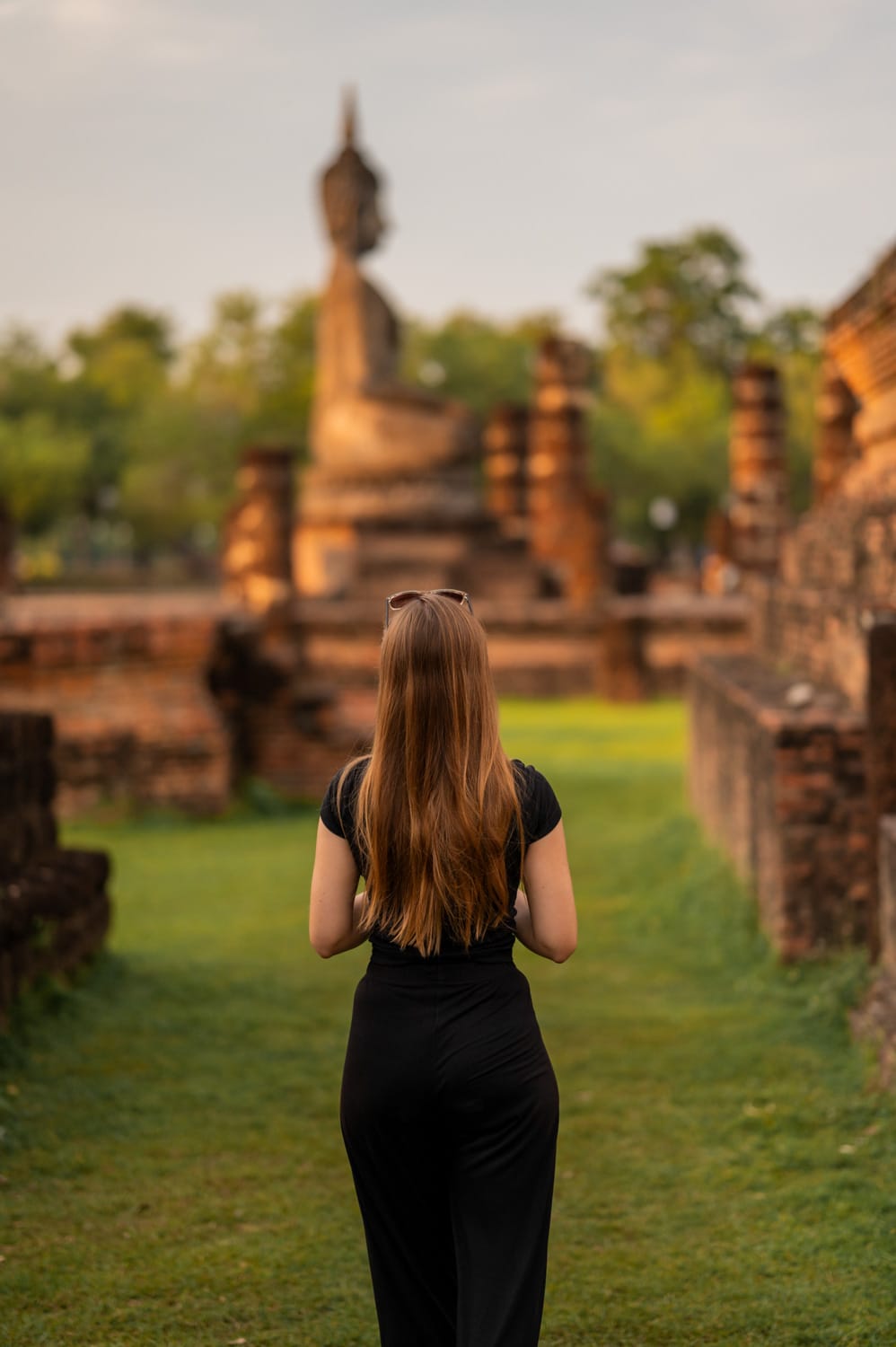 wir in sukhothai (1) Vanessa Mosch im Wat Mahathat in Sukhothai
