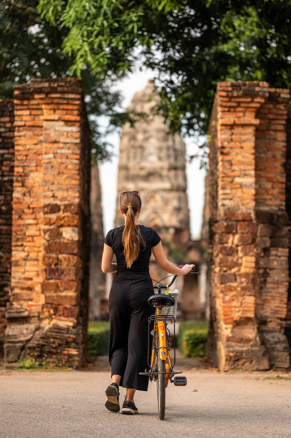 wir in sukhothai (3) Vanessa Mosch mit dem Fahrrad im Geschichtspark Sukhothai