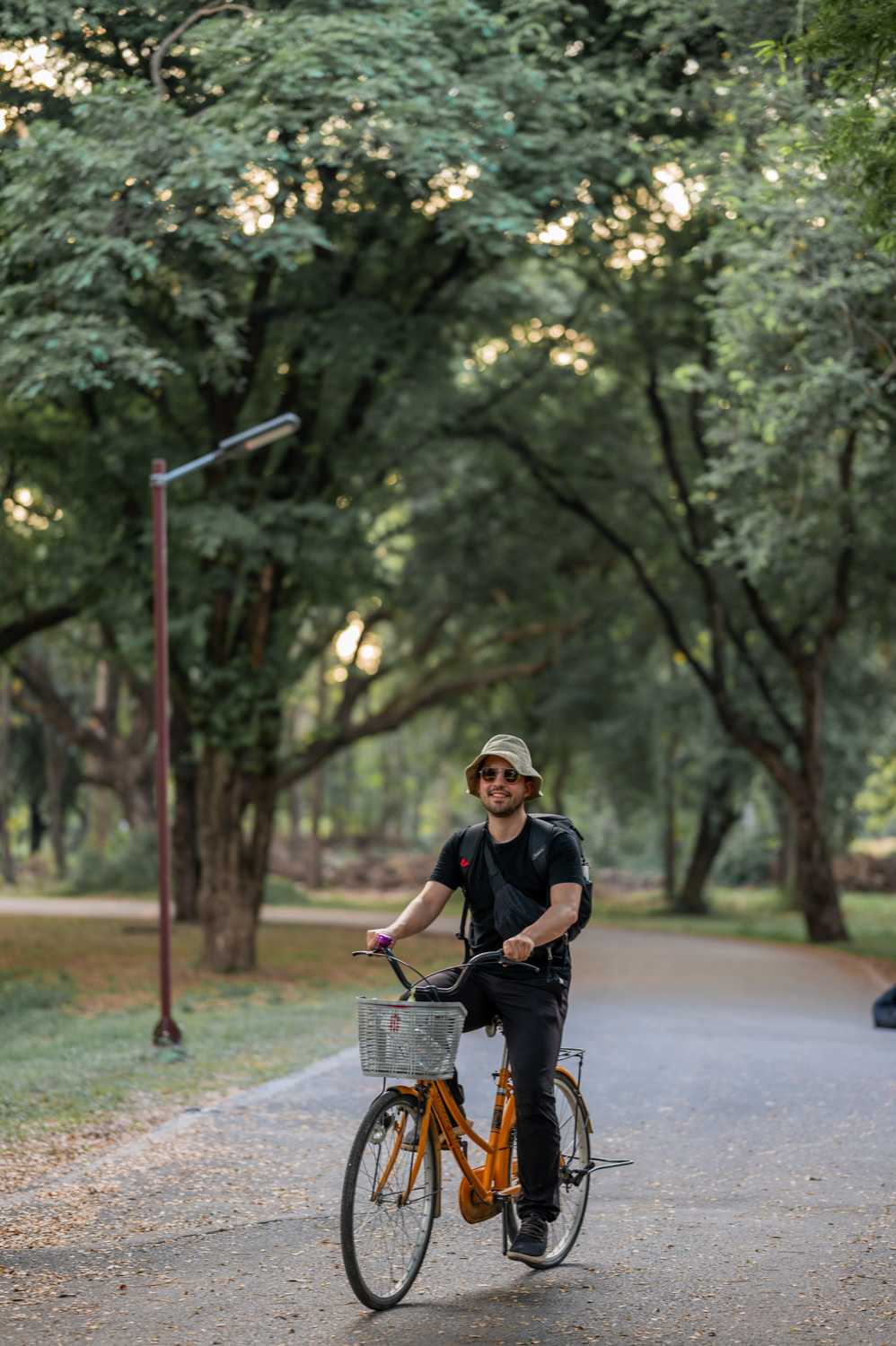 wir in sukhothai (4) Nils Alexander Kemna fährt mit dem Fahrrad durch den Sukhothai Historical Park