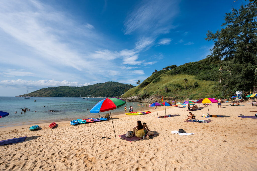 Urlauber am Yanui Beach, in der Nähe von Rawai
